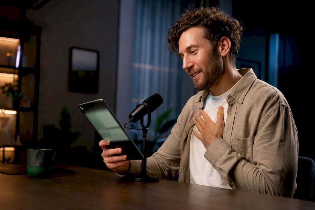 Creator acknowledging live audience support
