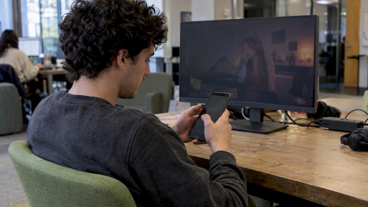 Viewer tips a creator during a livestream